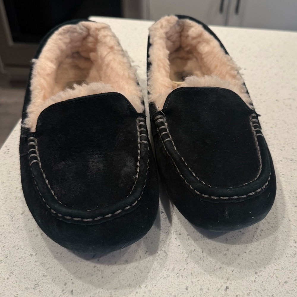 UGG Women’s Ansley Black Suede Slippers with Cream Sheepskin size 9